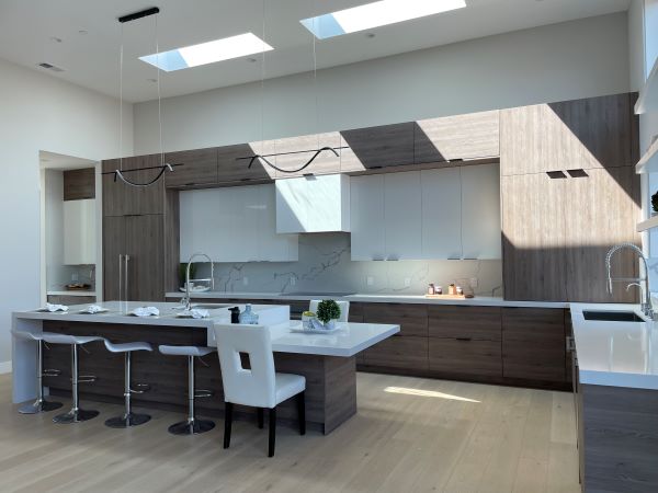The Contemporary Kitchen <br> Construction: Frameless/full overlay <br> Door style: Luxe Blanco White/Syncron IDA3